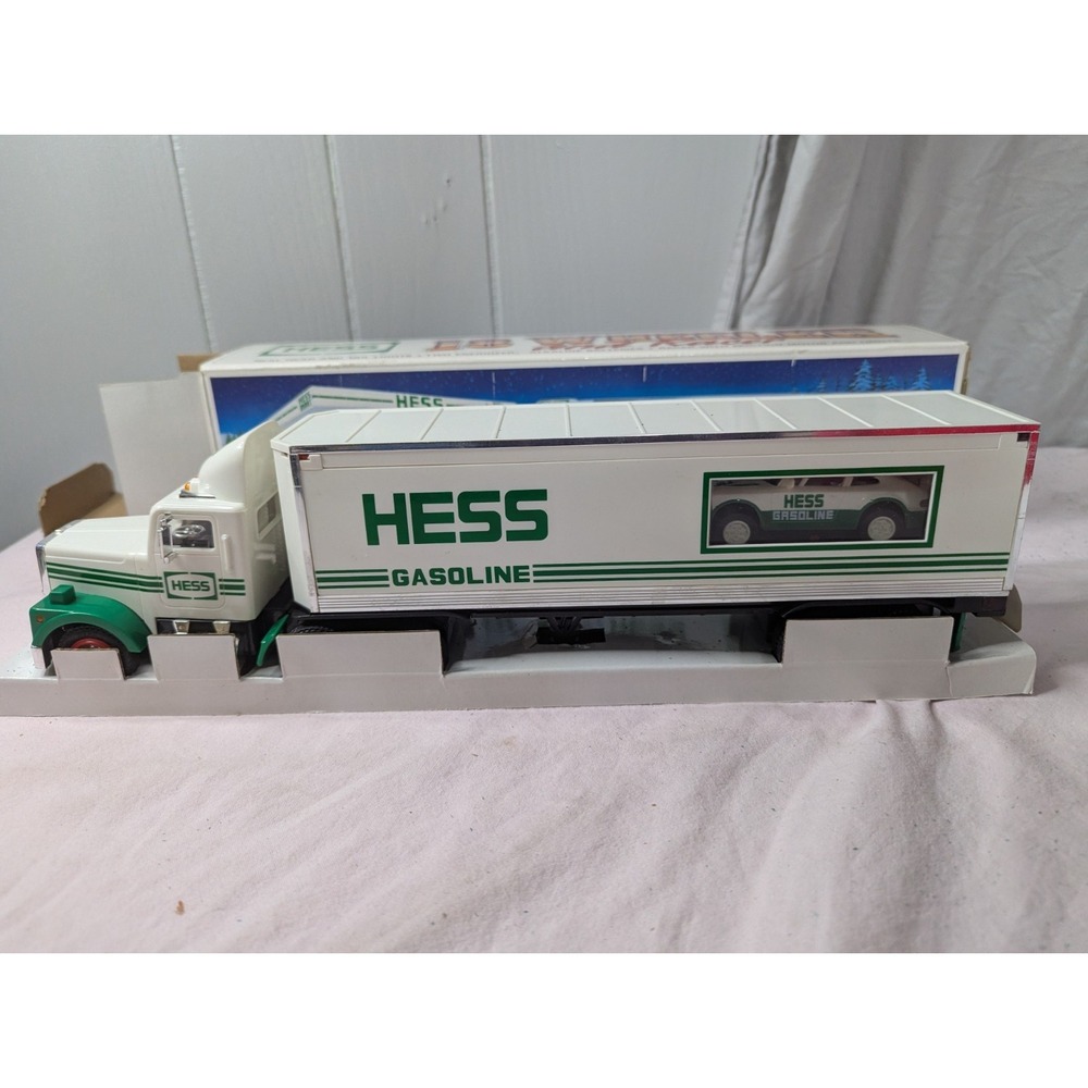 Hess gasoline 18 wheeler truck semi & racer car vintage 1992 with lights new box